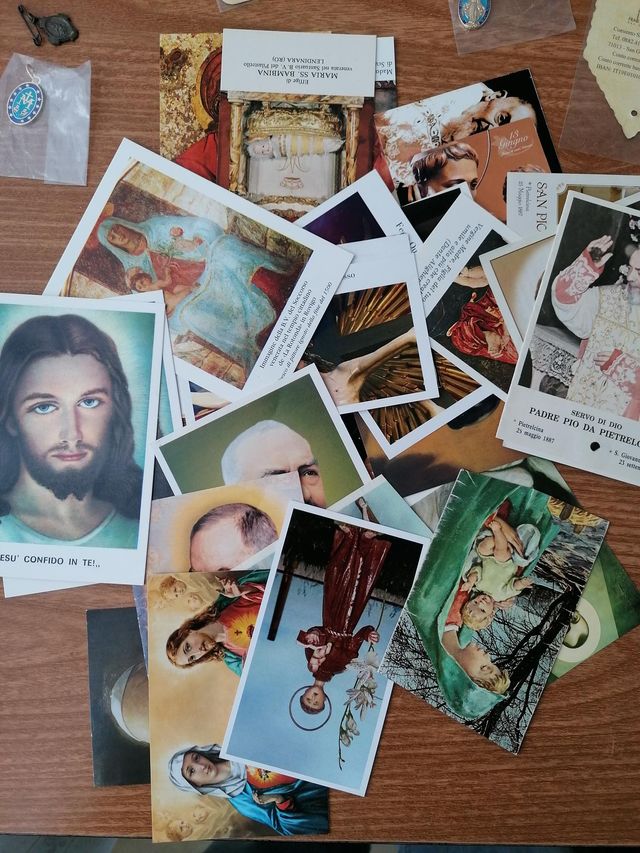 Lotto di 83 santini religiosi e medagliette miste