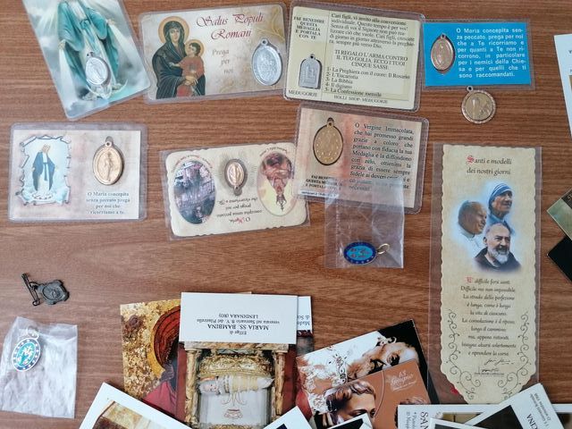 Lotto di 83 santini religiosi e medagliette miste