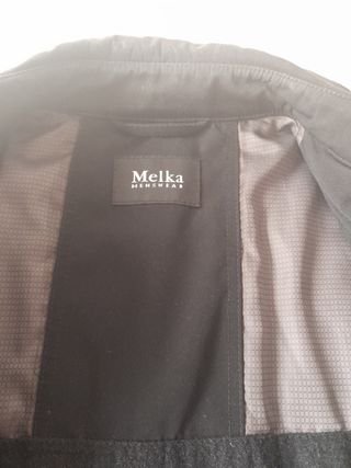 Abrigo negro en buen estado .