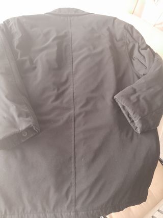 Abrigo negro en buen estado .