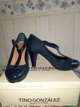 Zapatos de tacon azul marino con hebilla.