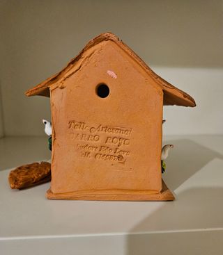 Casetta terra rossa con colombe