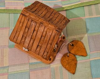 Casetta terra rossa con colombe