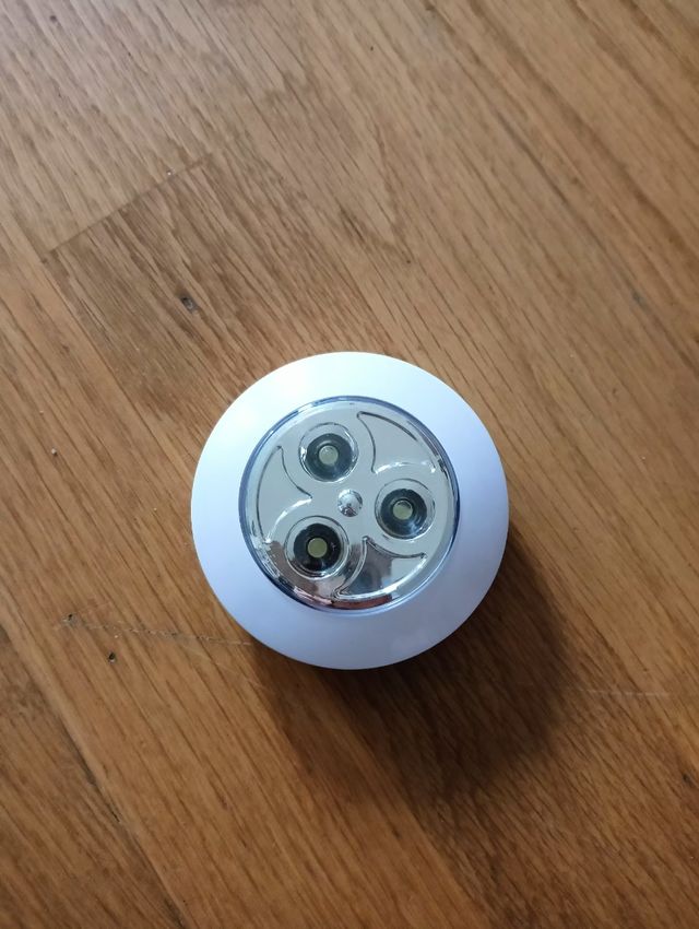 Luz de armario adhesiva a pilas