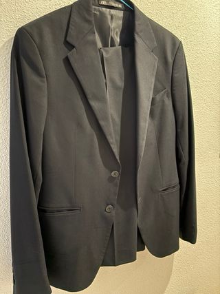 Traje de ZARA basico talla S 
