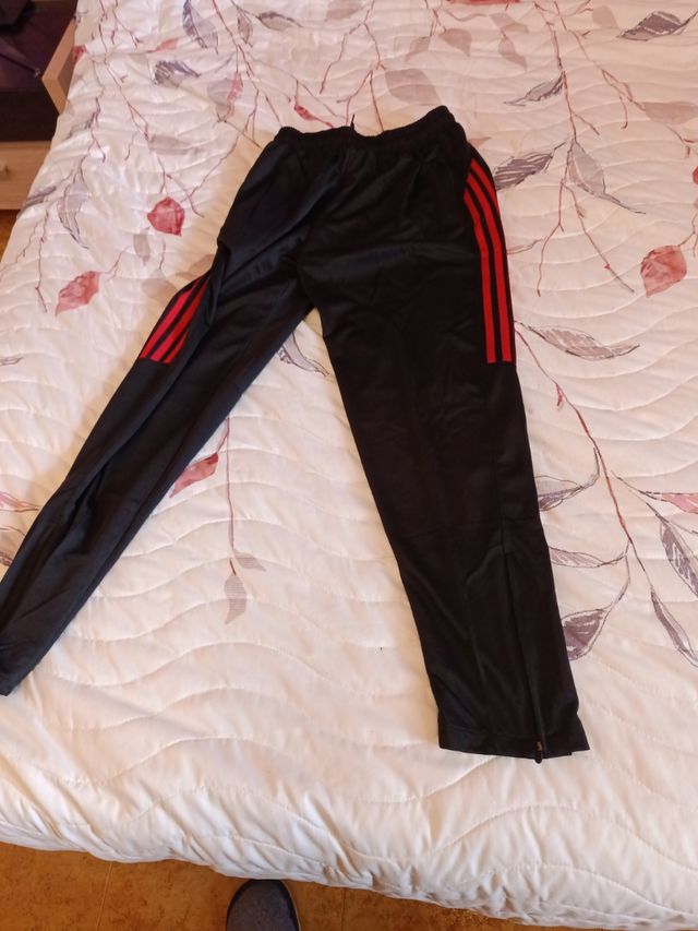Pantalón deporte . parece pero no es adidas