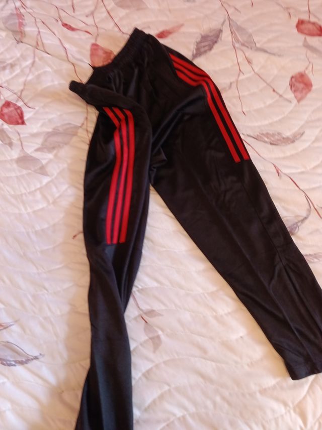 Pantalón deporte . parece pero no es adidas