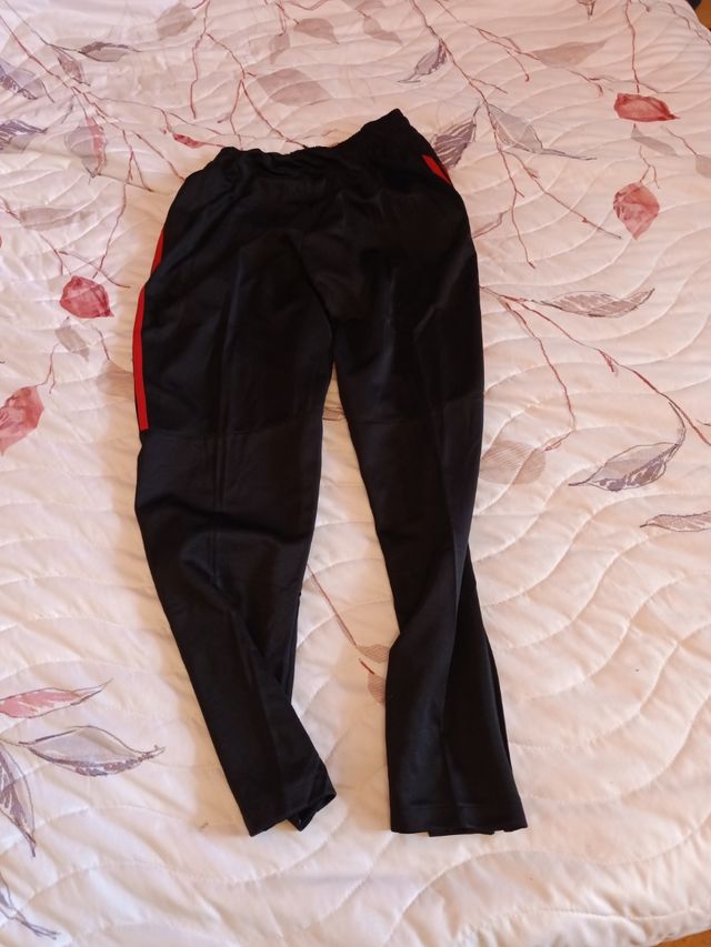Pantalón deporte . parece pero no es adidas