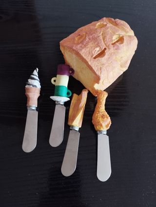 Set di piccoli coltelli da spalmare.