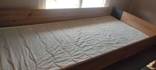 Habitación con escritorio y armario