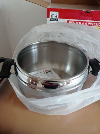 Pentola a pressione nuova 