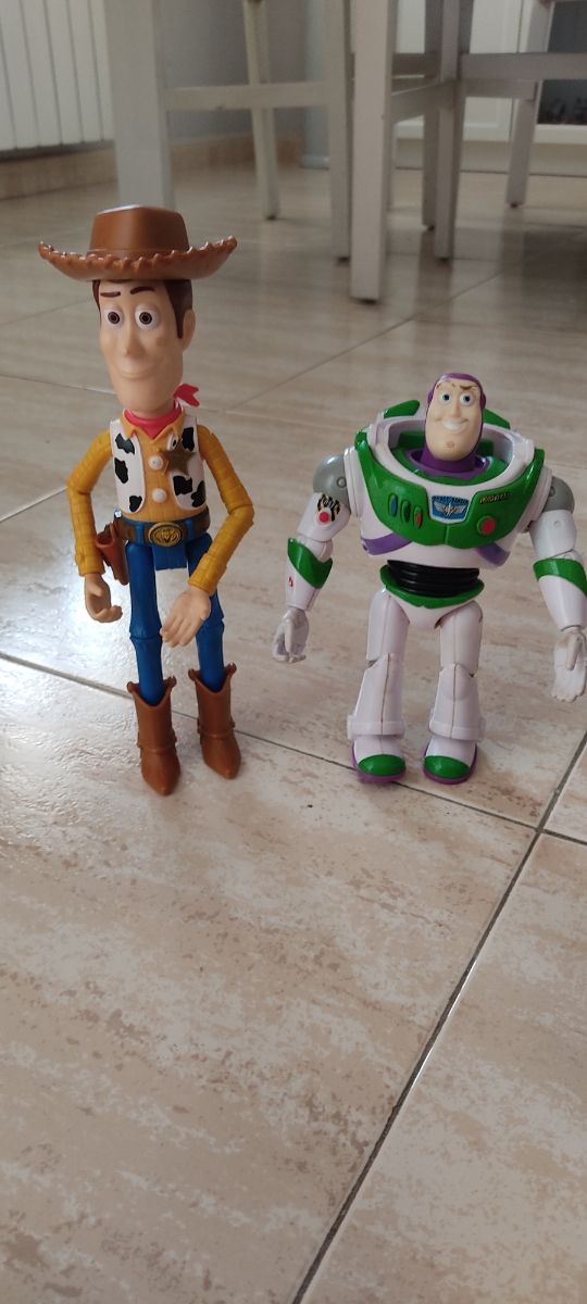 Woody y Buzz lightyear. 16€ cada uno