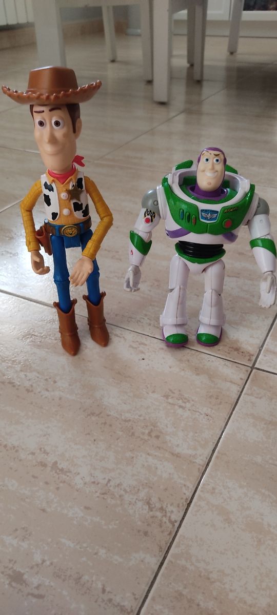 Woody y Buzz lightyear. 16€ cada uno