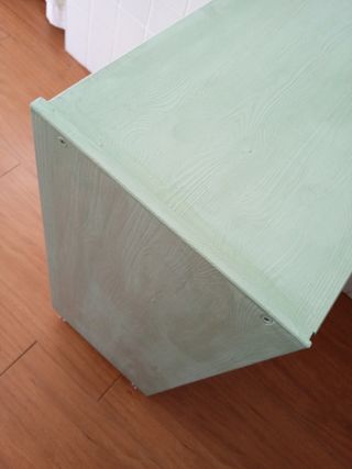 Cómoda de pino pintada con ruedas de Ikea