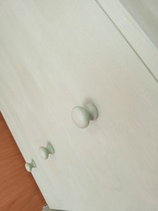 Cómoda de pino pintada con ruedas de Ikea