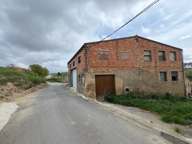 Almacen con puerta seccional