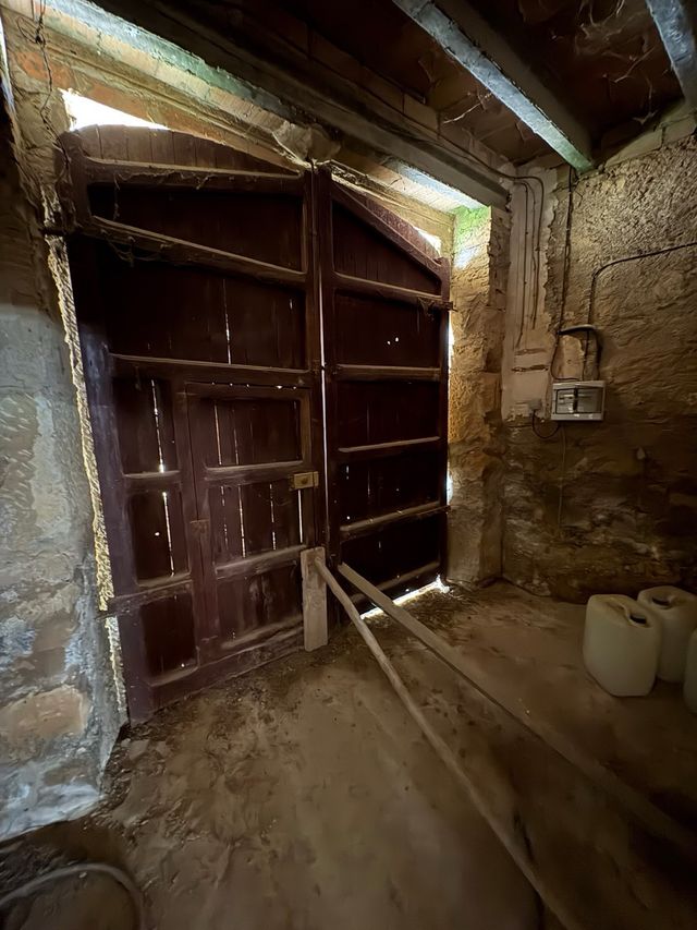 Almacen con puerta seccional