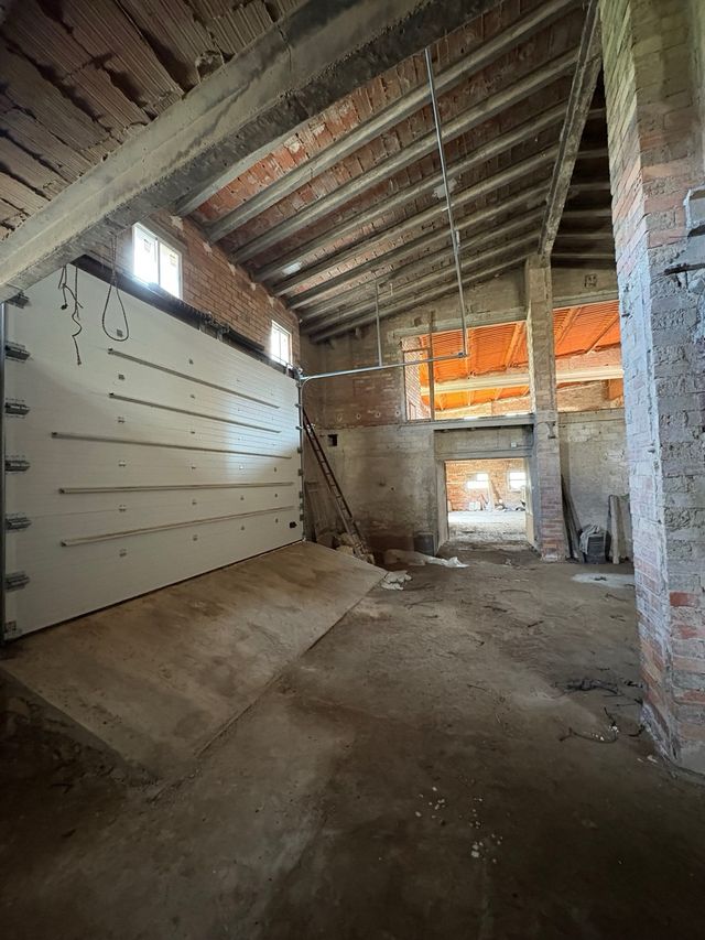 Almacen con puerta seccional