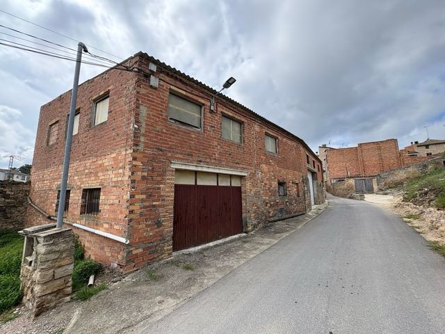 Almacen con puerta seccional