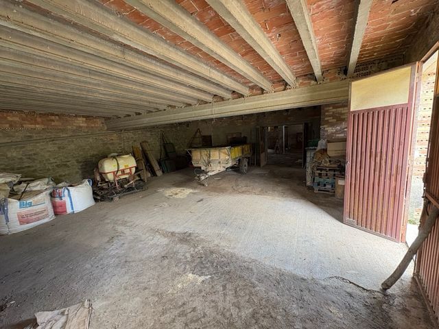 Almacen con puerta seccional