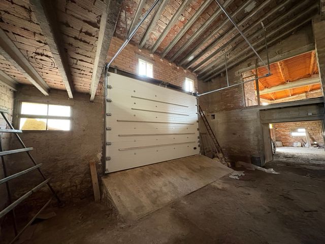 Almacen con puerta seccional