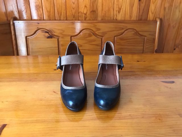 Zapatos salon bicolor.