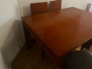 Mesa extensible y cuatro sillas