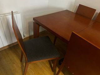 Mesa extensible y cuatro sillas