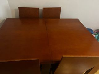 Mesa extensible y cuatro sillas