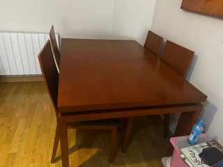 Mesa extensible y cuatro sillas