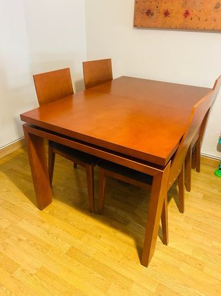 Mesa extensible y cuatro sillas