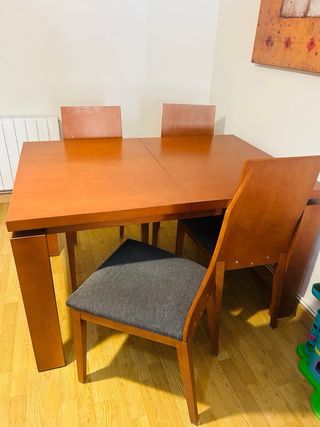 Mesa extensible y cuatro sillas