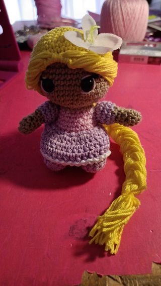 Bambola Rapunzel realizzata a mano all'uncinetto 