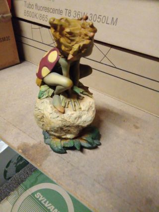 Figura hada mariposa en roca, Paor