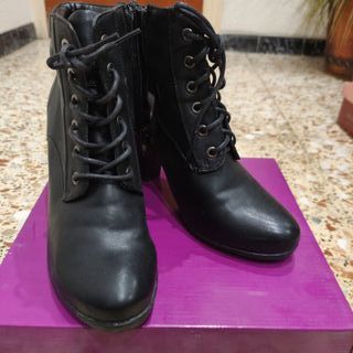 Botas negras de cordones 