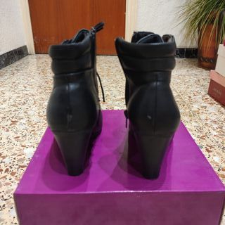 Botas negras de cordones 