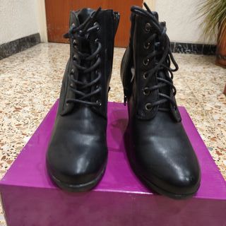 Botas negras de cordones 