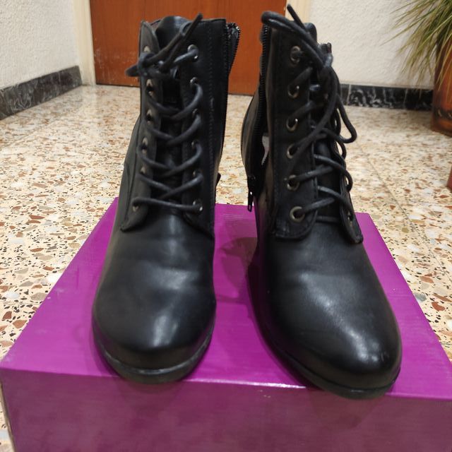 Botas negras de cordones