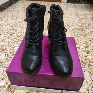 Botas negras de cordones 