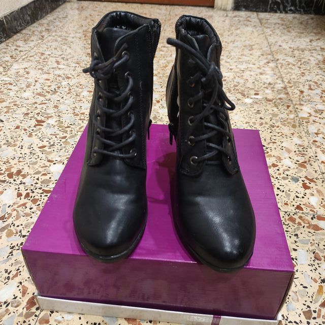 Botas negras de cordones