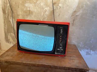 Tv antiguo Elbe 12” color rojo