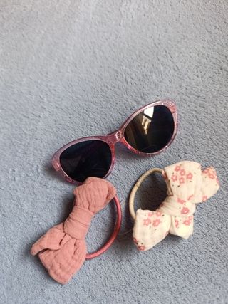 Gafas de sol y lazos con gomas