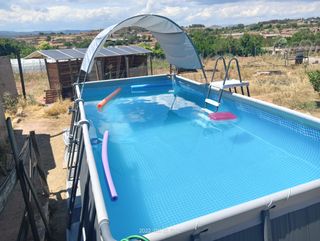 Piscina, depuradora, toldo y robot limpiafo