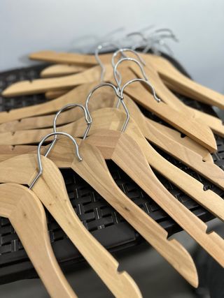 Perchas de madera pequeñas