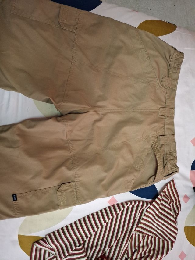 Pantalón multibolsillo con regalo