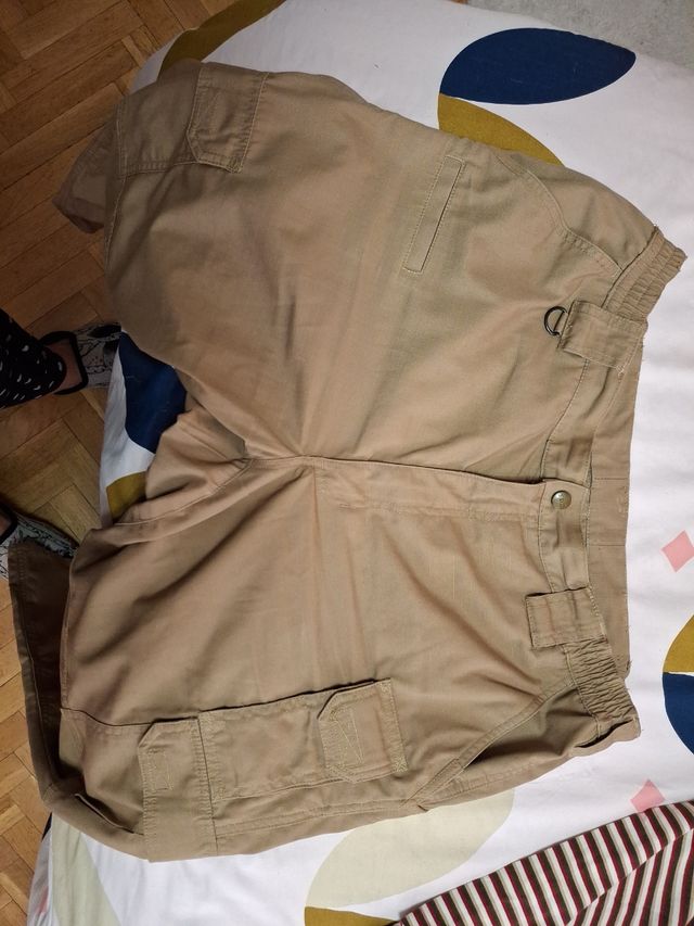 Pantalón multibolsillo con regalo