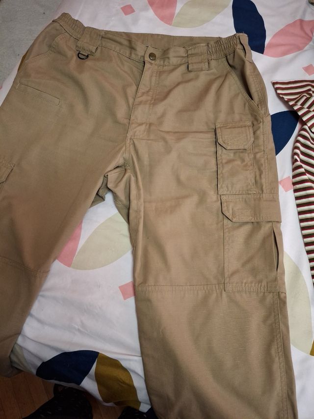 Pantalón multibolsillo con regalo