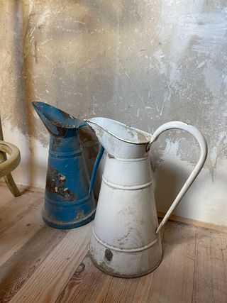 Mobili da bagno antichi con utensili