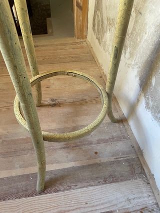 Mobili da bagno antichi con utensili