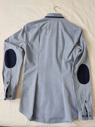 Camisa gris con puntos hombre. Formula Joven.